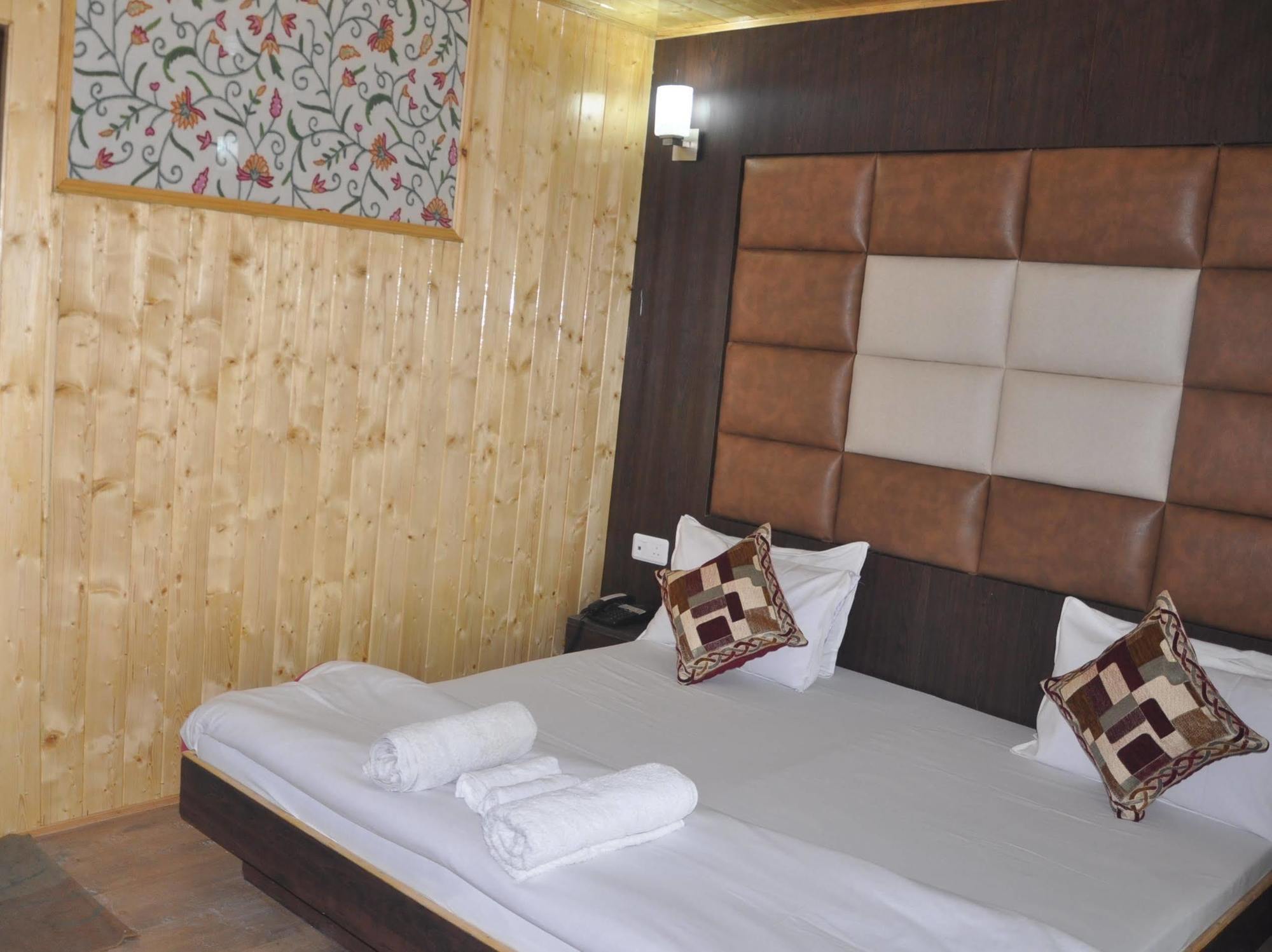 Hotel Azad Durgjan Exterior photo